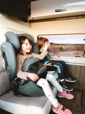 Familia viajando en motorhome por Europa